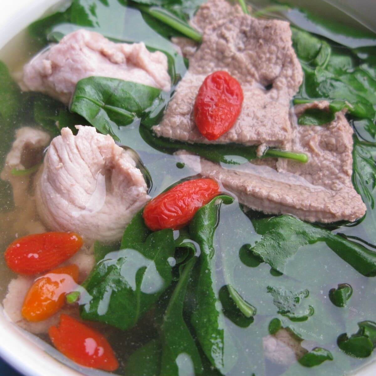 美味的枸杞叶猪杂汤河粉