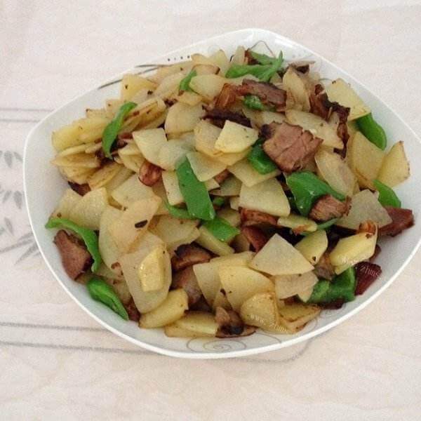 好吃的腊香干锅土豆片 