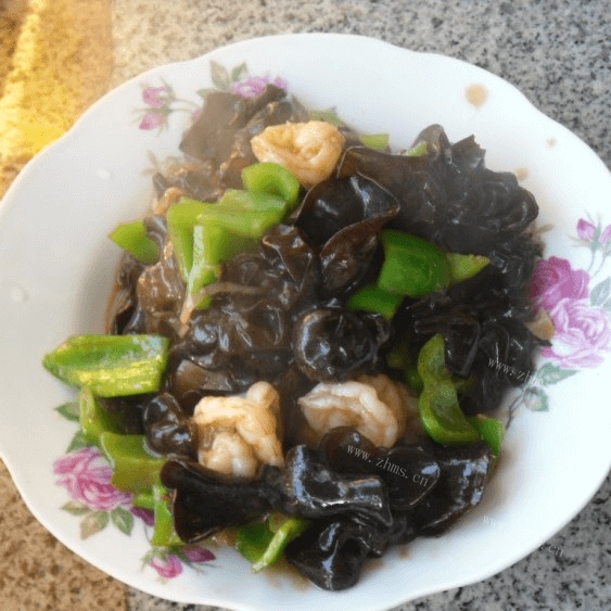 青椒木耳炒虾仁做法图解13)