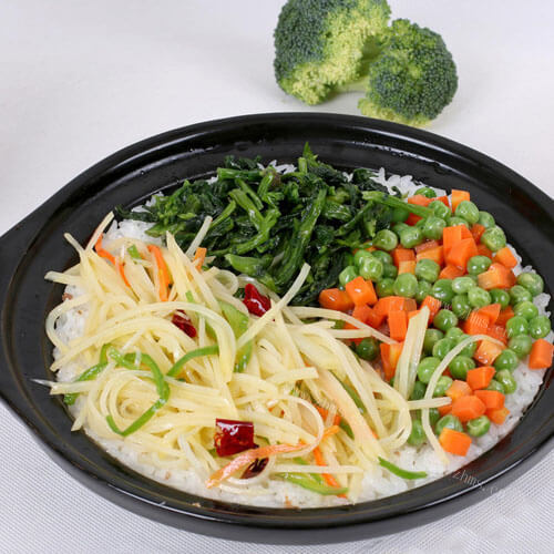 营养的土豆蔬菜什锦烩饭