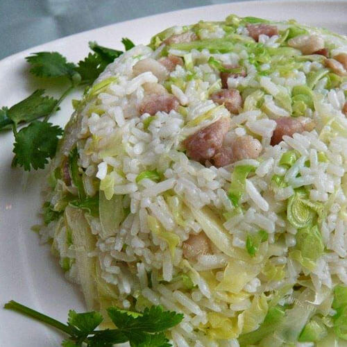 美味的包菜瘦肉炒饭