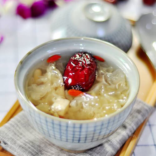 美味的川贝茯苓山药银耳羹