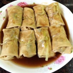 美味的榨菜豆腐皮包肉卷