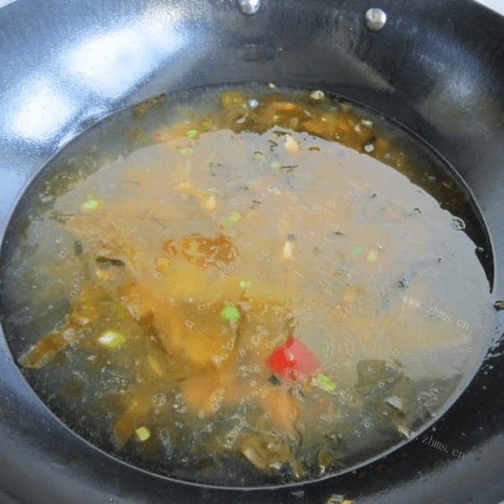 美味的酸菜肉丝面做法图解8)