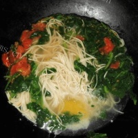 营养丰富的野菜热汤面的做法图解三