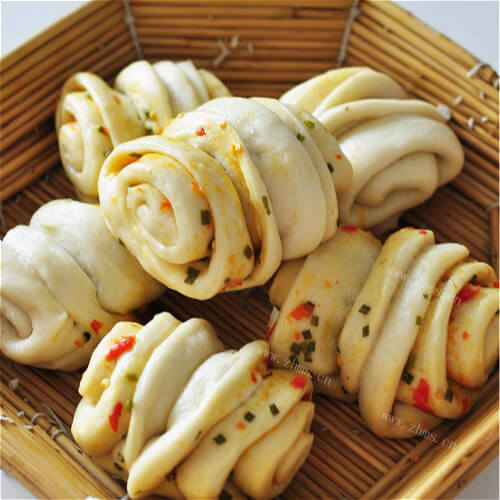 美味的葱花香肠小花卷