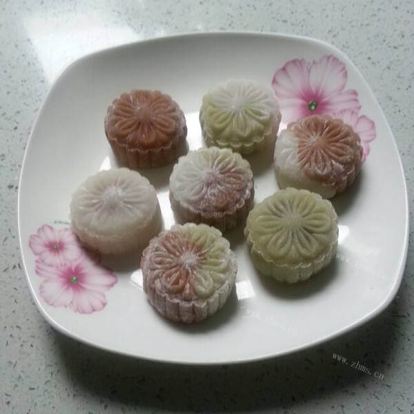 美味的豆沙馅冰皮月饼