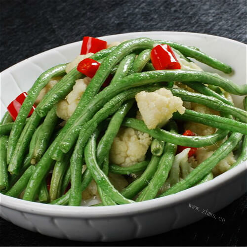 美味的蒜香四季豆炒菜花