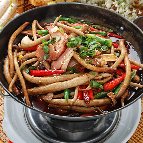 美味的干锅腊肉茶树菇