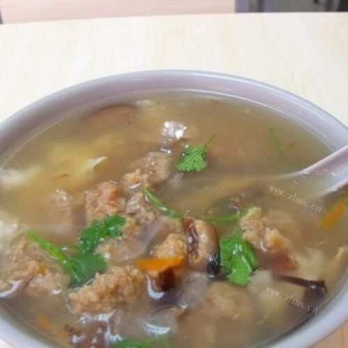 美味的肉羹粉丝汤