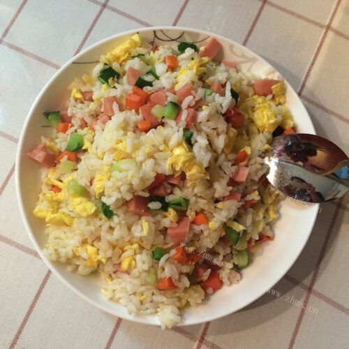 简易胡萝卜鸡蛋火腿炒饭