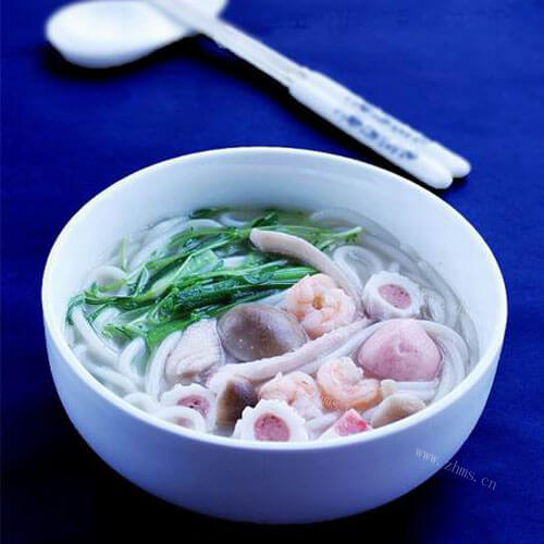 美味可口的香菇豆苗米线