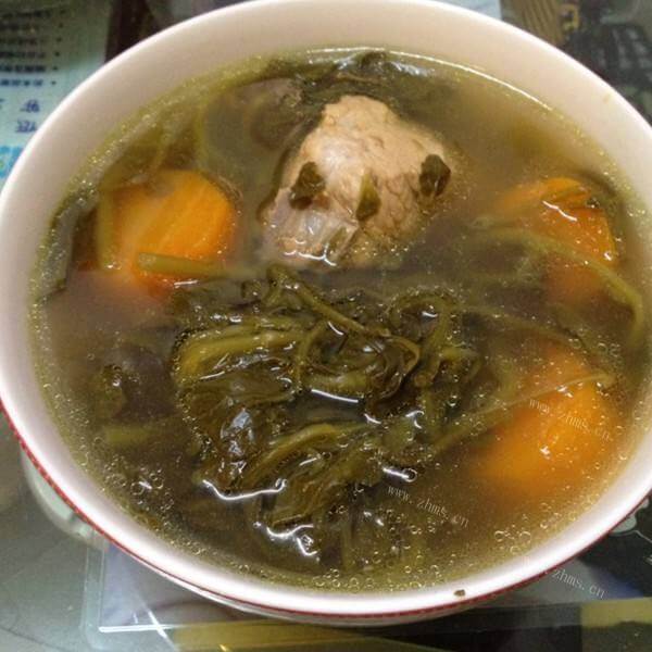 美味的红萝卜煲腊骨