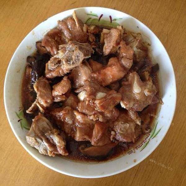 美味的泡椒酒香香菇排骨