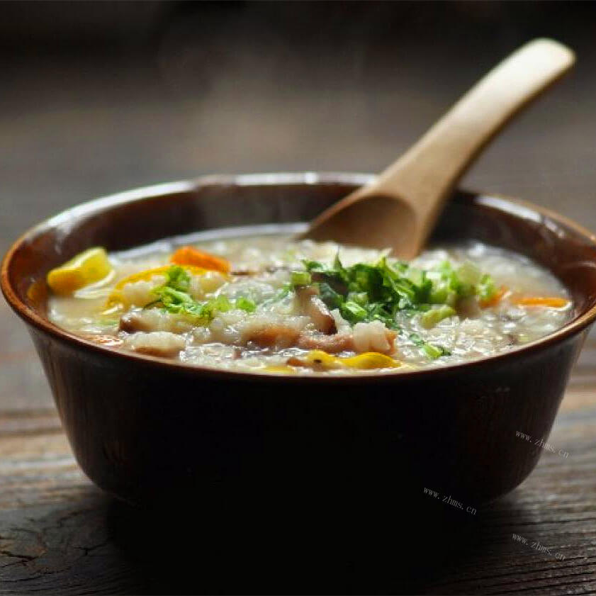 营养的香菇肉末蔬菜粥