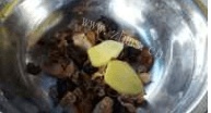 滋补鹿茸红参炖羊肉做法图解3)