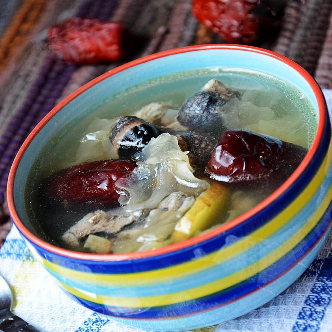 鲜美银耳红枣鸡汤