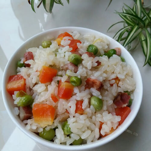 鲜香可口的腊肉豌豆闷饭