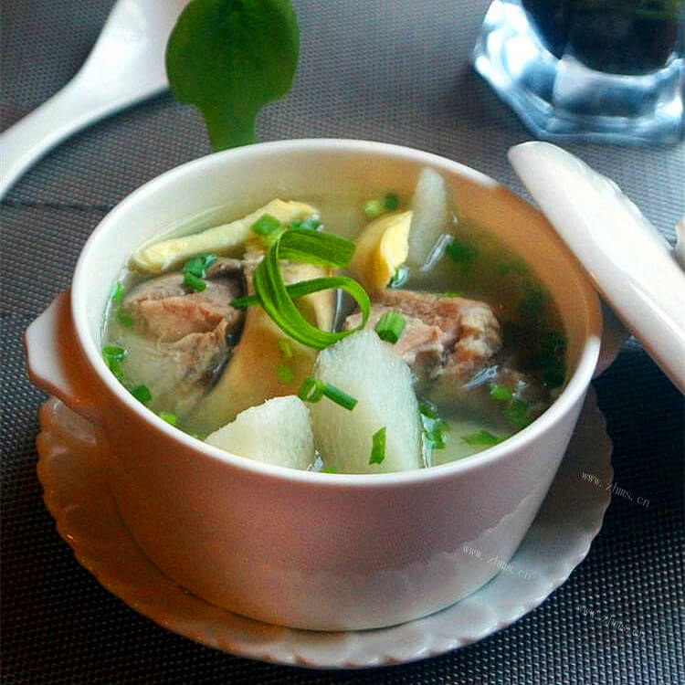 美味浓汤鲜味砂锅煲