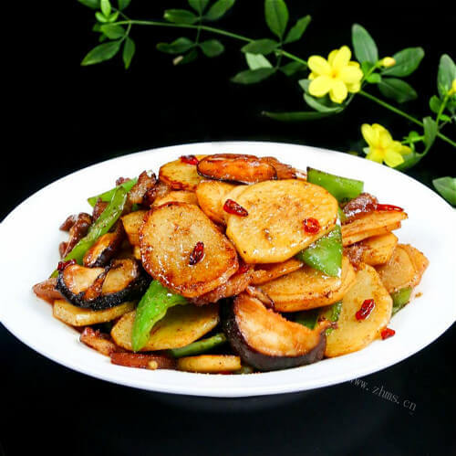 美味的香菇豆泡炒土豆片