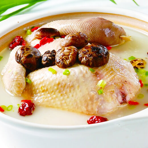 美味的鸡腿肉炖红蘑