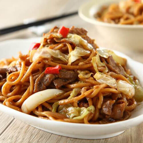 美味的蒜苔羊肉炒面