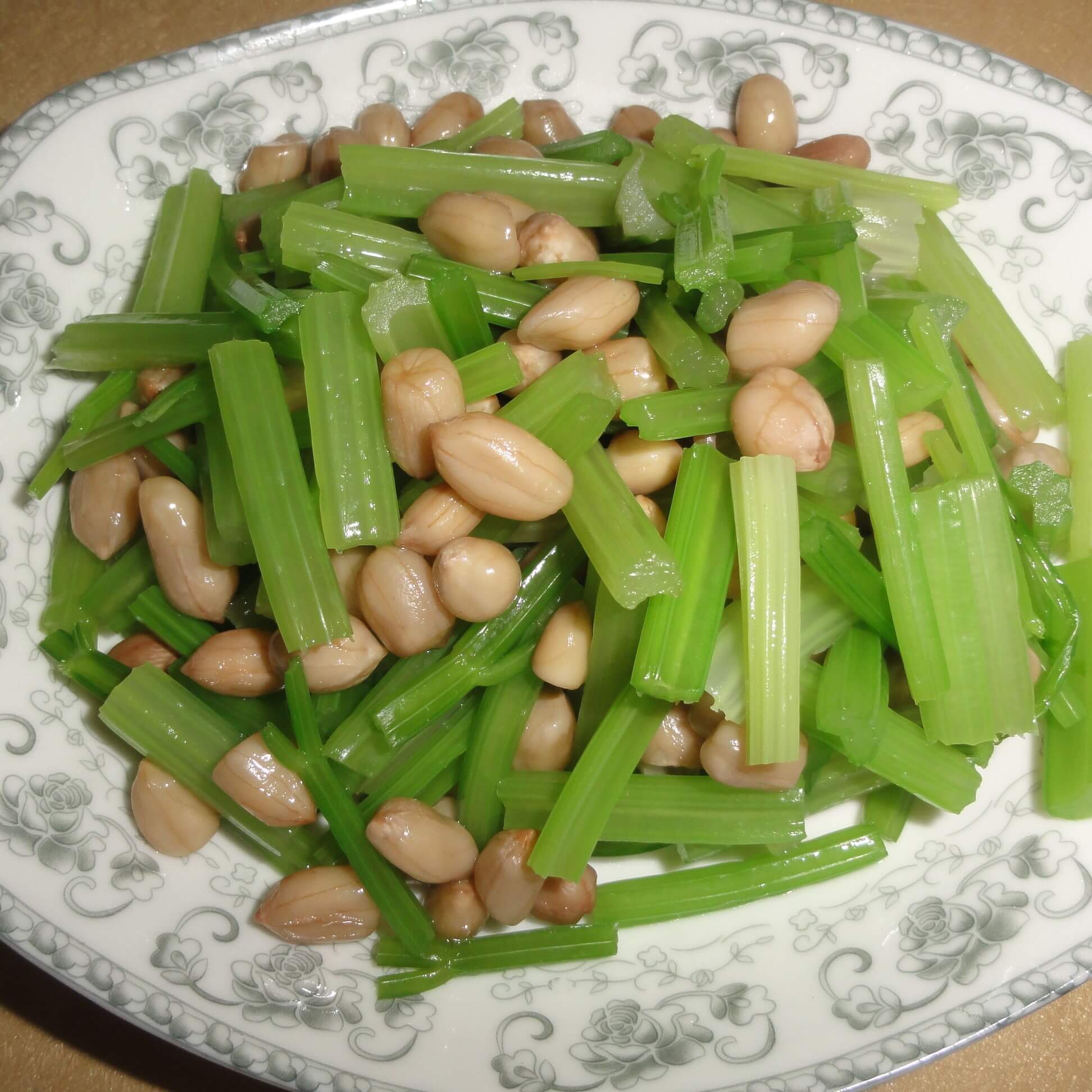 美味的芹菜花生米拌黄豆