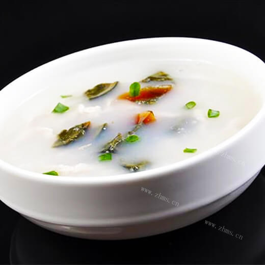 简易生菜皮蛋大米粥
