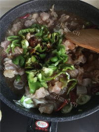 美味的香辣红烧牛蹄筋 做法图解4)