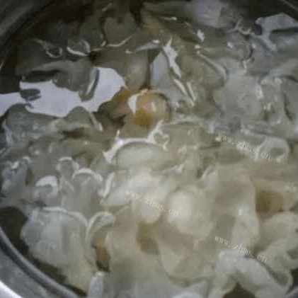 美味的银耳莲子粥做法图解2)
