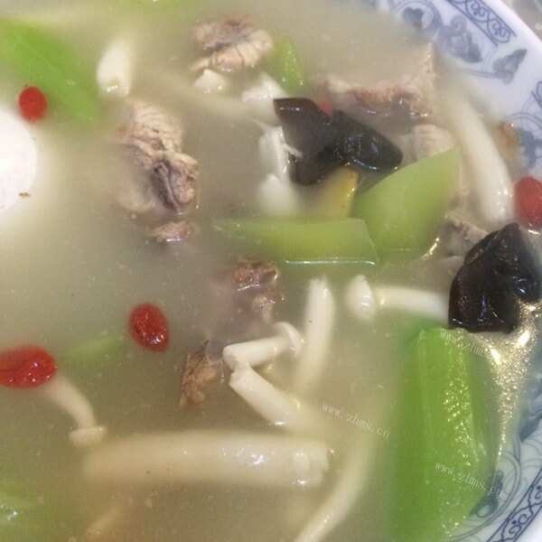 油而不腻的排骨莴苣汤