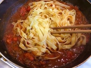 红酒牛肉意面做法图解7)