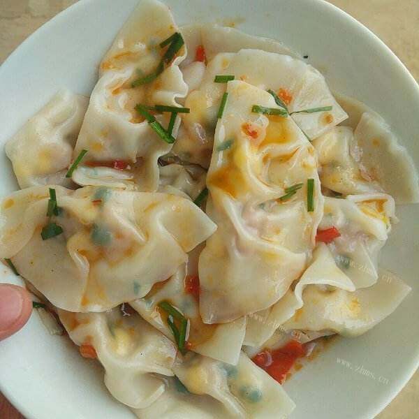 新鲜的韭菜瘦肉煎云吞