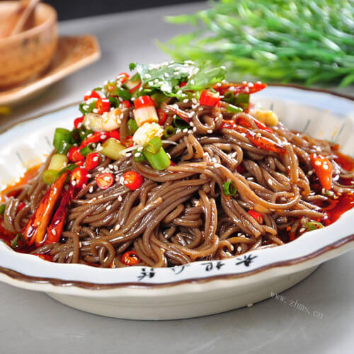 美味的酸菜蕨根粉
