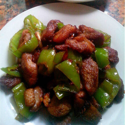 美味辣椒炒熏鸭腿