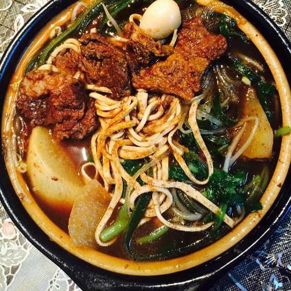 美味的金针牛肉砂锅