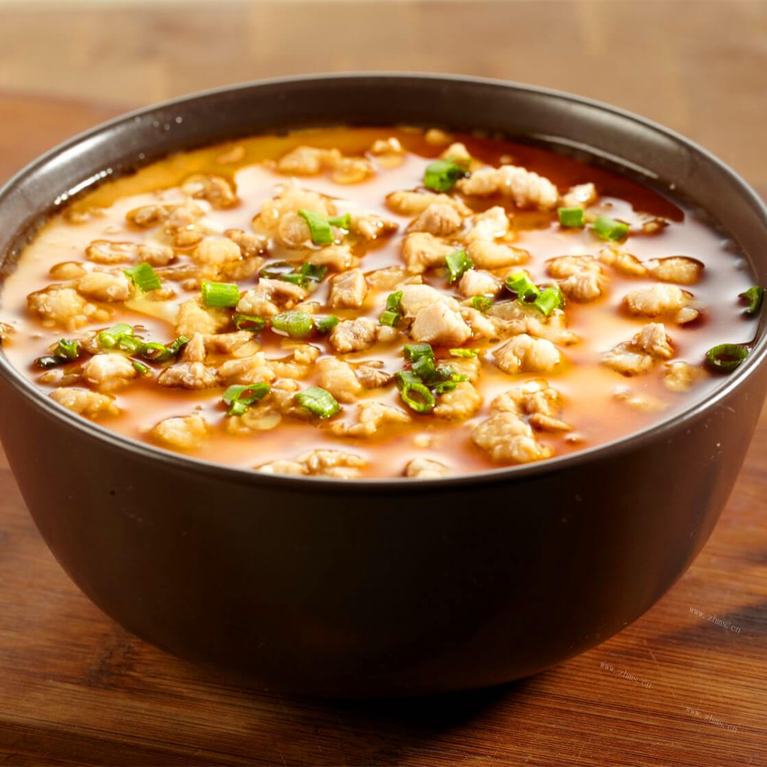 美味的酸汤泡菜豆花肉片