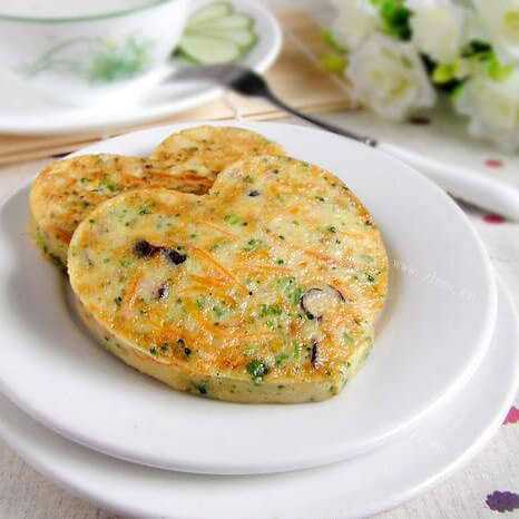 自制虾仁鸡蛋酸菜饼