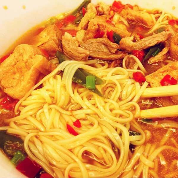 美味的香辣鱿鱼炒面