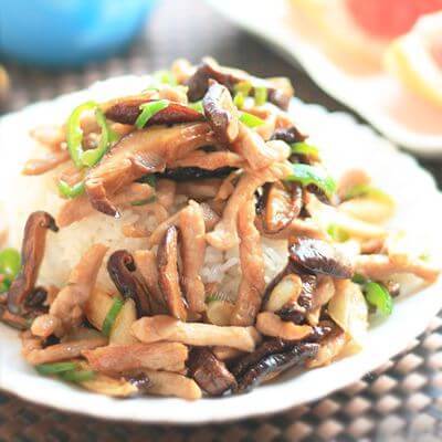 美味的香菇榨菜肉丝炒面
