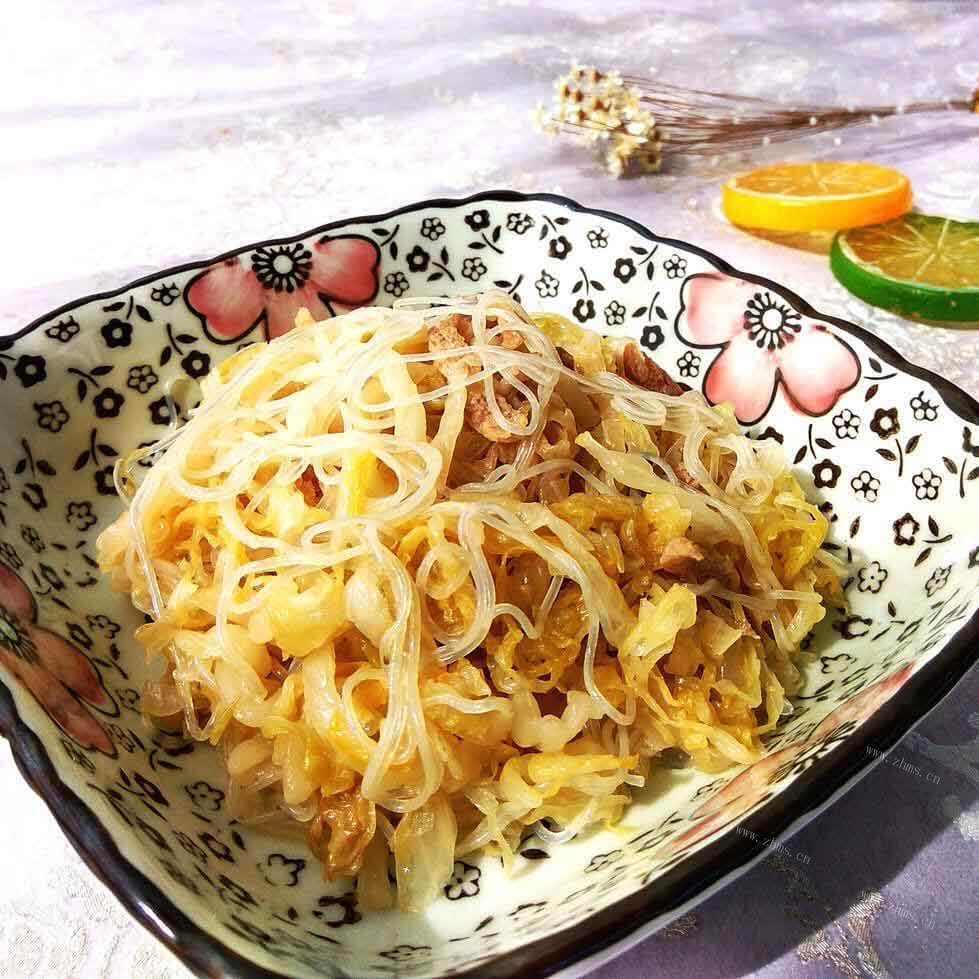 美味的东北酸菜炒五花肉