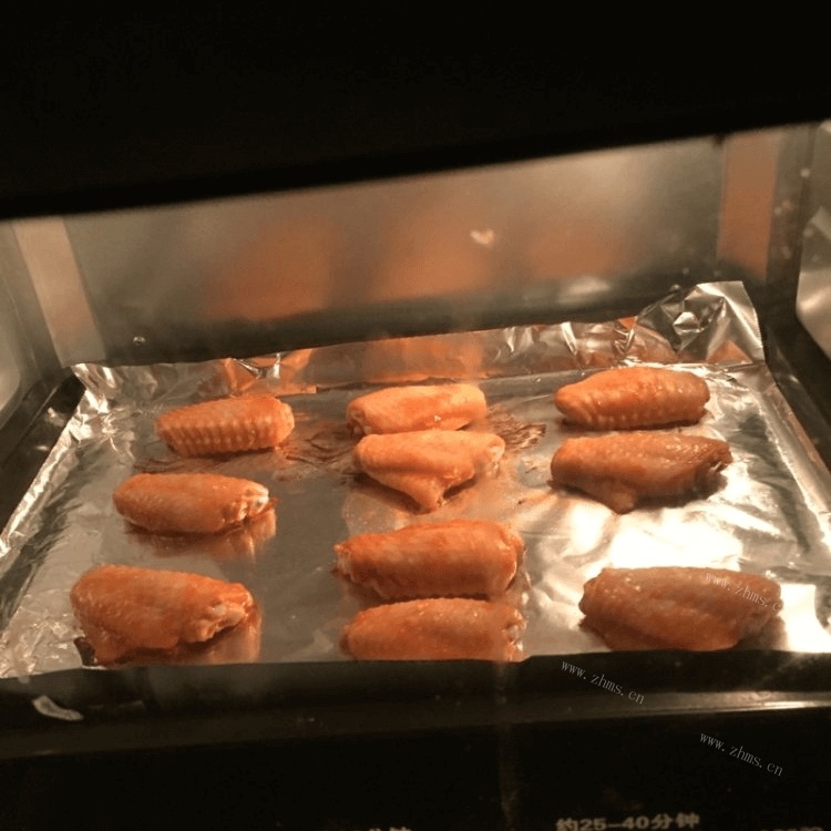 美味的奥尔良烤翅中做法图解4)