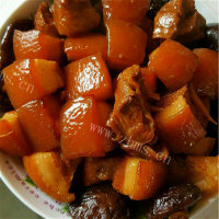 美味的土豆香菇红烧肉 
