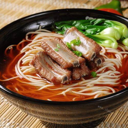 美味的红烧排骨面