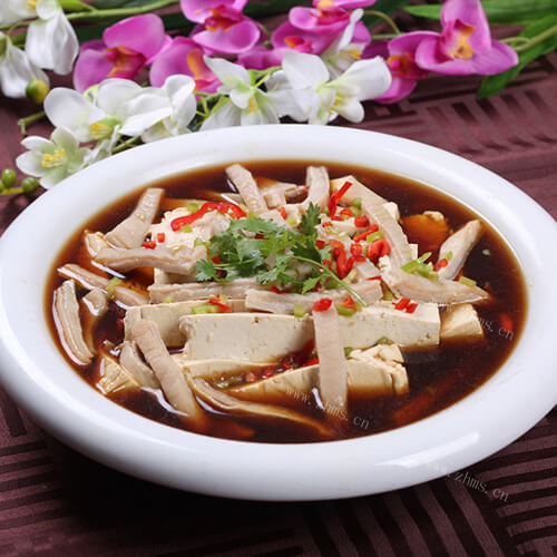 美味的酸菜豆腐炖猪肚