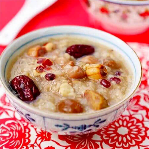 热腾腾的栗子大枣玉米茬子粥