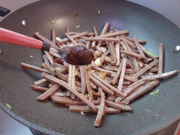 好吃的黄瓜炒高粱饵块做法图解3)