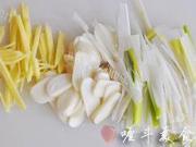 美味的孜然羊肉炖土豆做法图解3)