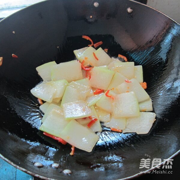 简易的家常辣椒烧冬瓜片做法图解6)