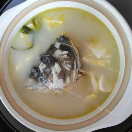 美味的农家鱼头豆腐汤